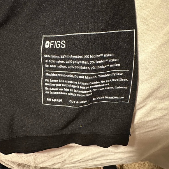 3 pack of the FIGS Salta Seamless Longsleeve Underscrubs - Picture 2 of 14